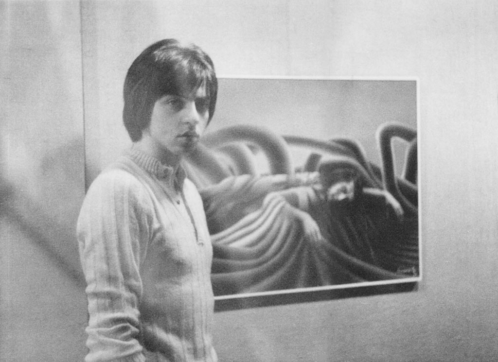 Graziano Lauzana sullo sfondo un suo quadro